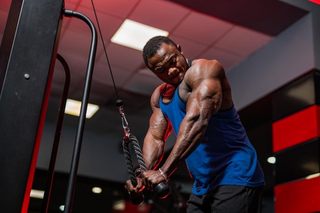 Athlète afro-américain faisant de l'entraînement pour les mains sur des équipements sportifs spéciaux Vue de dessous sur le sportif afro-américain Gros plan