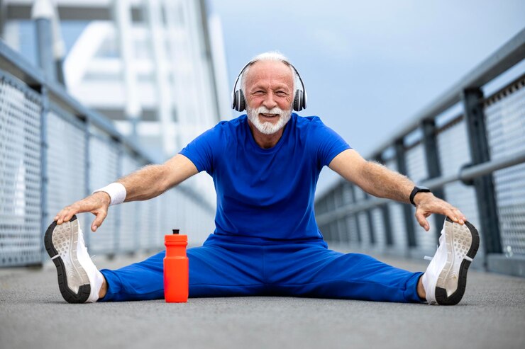 Photo un athlète âgé étirant ses jambes et réchauffant son corps avant de courir