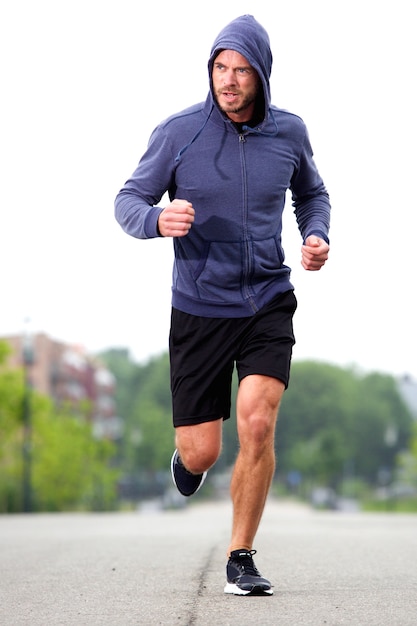 Photo athlète d'âge mûr confiant courir dans la rue