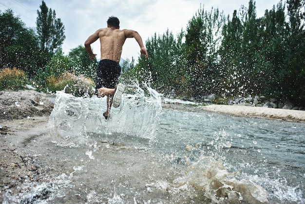 Athlète asiatique lors d'une course matinale sur la rivière, jogger kazakh en gros plan nature