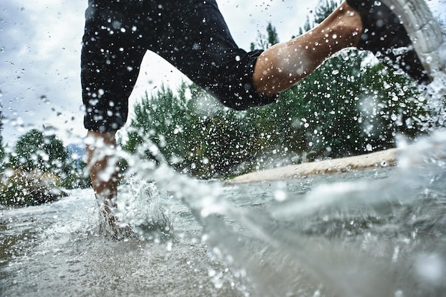 Athlète asiatique lors d'une course matinale sur la rivière, jogger kazakh en gros plan nature