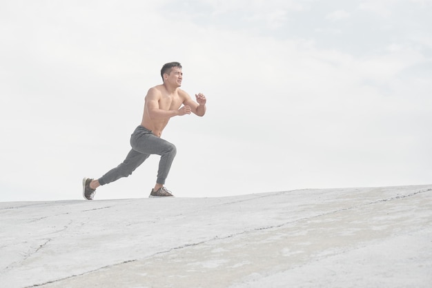 Athlète asiatique s'entraînant à l'extérieur le matin, photo de l'entraînement d'un lutteur kazakh dans un style minimaliste