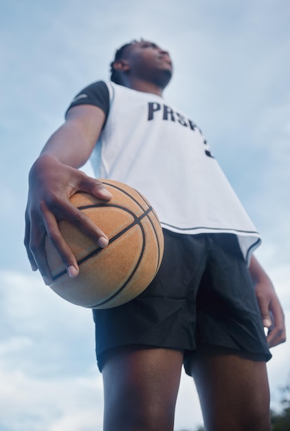 Athlète de basket-ball prêt pour le jeu d'entraînement et la compétition sur le terrain de sport d'en bas en plein air Concentration de la pensée et remise en forme jeune homme noir avec un état d'esprit motivé et l'objectif de jouer, gagner et s'amuser