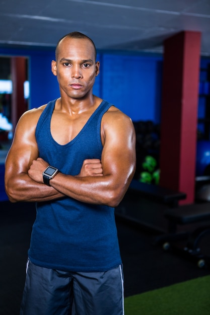 Athlète confiant, debout dans la salle de gym