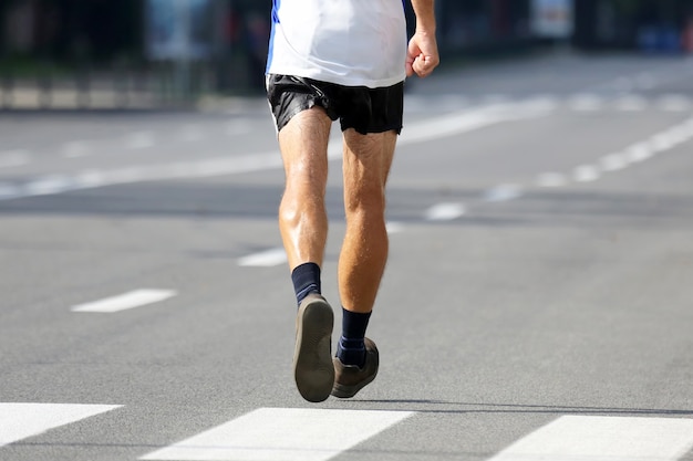 Athlète courant de pieds à la distance d'un marathon. sport et victoire