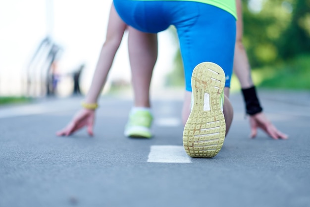 Athlète coureur pieds courir sur tapis roulant gros plan sur la chaussure