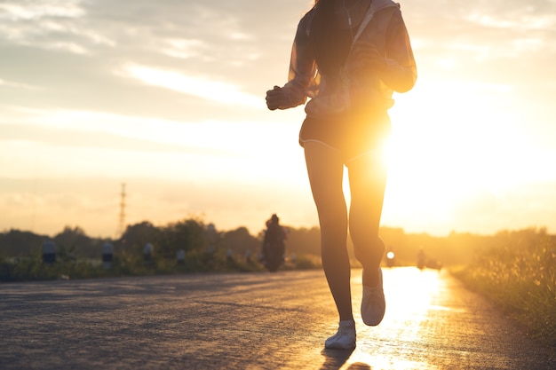 Athlète coureur sur la route