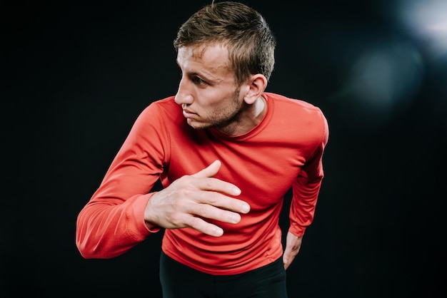 Athlète coureur s'entraînant à vitesse rapide à la salle de sport Gros plan d'un homme en cours d'exécution sprintant pour réussir sur la course