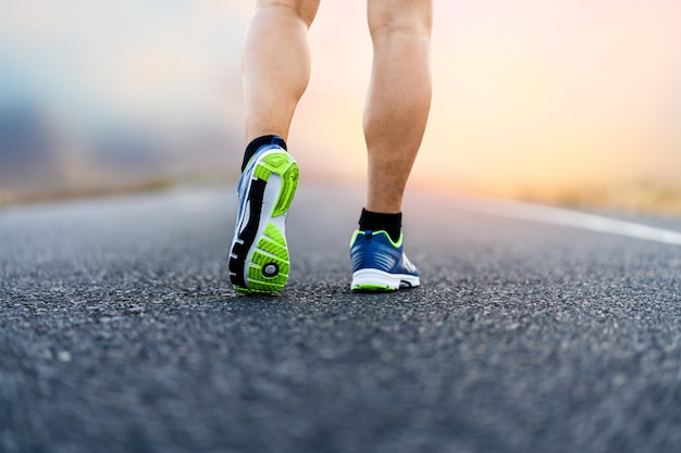 Athlète en cours d&#39;exécution sport pieds sur piste en bonne santé