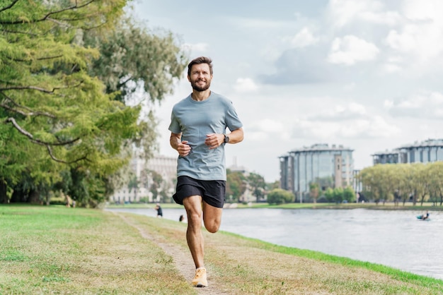 Un athlète de course professionnel en baskets faisant de l'exercice seul Jeune homme exercices de remise en forme Intervalle