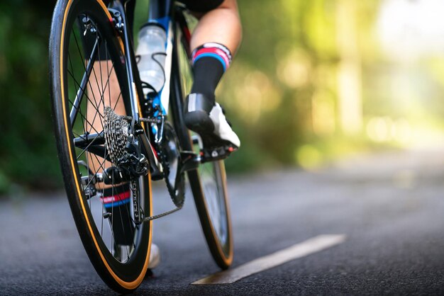 Un athlète cycliste se prépare à faire du vélo sur la route de la rue à grande vitesse pour l'exercice et la compétition en tournée professionnelle