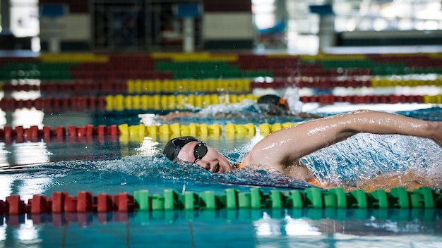 Photo athlète d'élite nageuse professionnelle lors d'un entraînement de natation en front crawl concept de dur