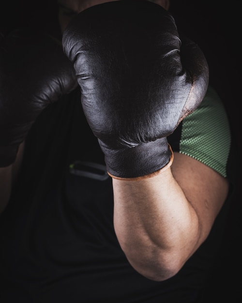 athlète est debout dans un rack de boxe