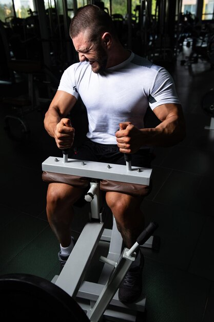 Athlète exerçant des mollets dans la salle de gym