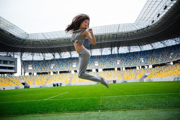 Photo athlète faisant un exercice de saut sur le stade