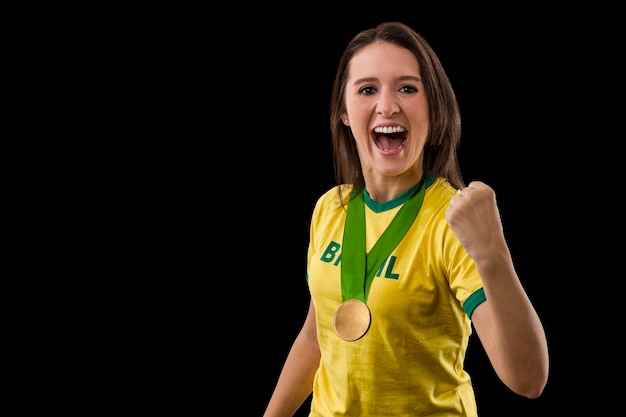 Athlète féminine brésilienne remportant une médaille d'or