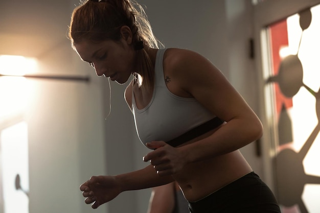 Athlète féminine dévouée ayant une formation sportive dans un club de santé