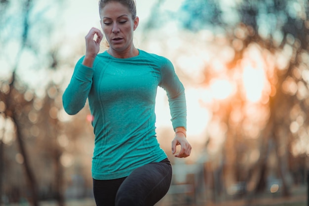 Athlète féminine faisant du jogging dans le parc