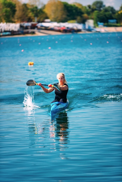 Athlète féminine en kayak