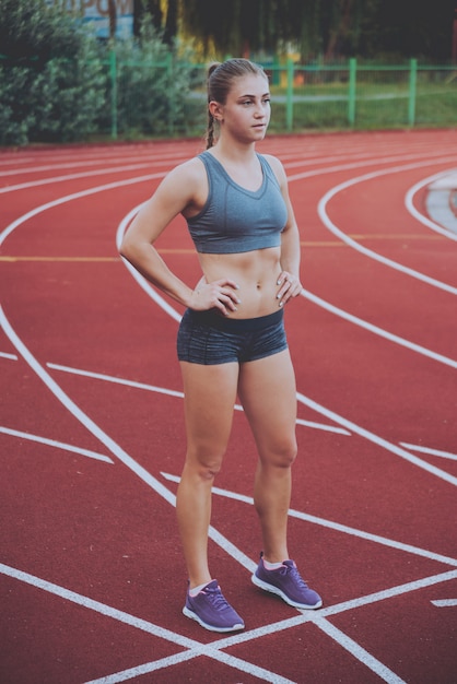 Athlète féminine en position prête à courir