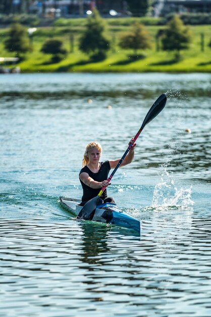 Athlète féminine s'entraînant en kayak sur le lac