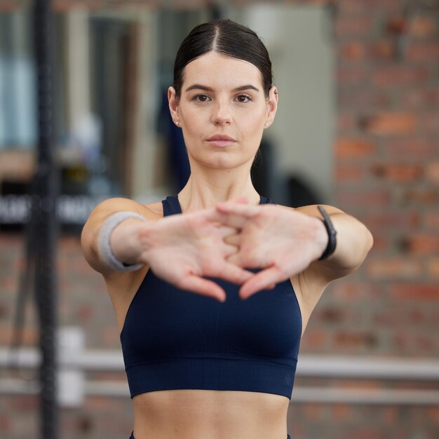 Athlète de fitness et femme faisant un exercice d'étirement avant une séance d'entraînement intense dans la salle de sport