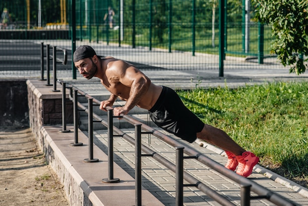 Photo un athlète de fitness s'entraîne sur un terrain de sport. mode de vie sain