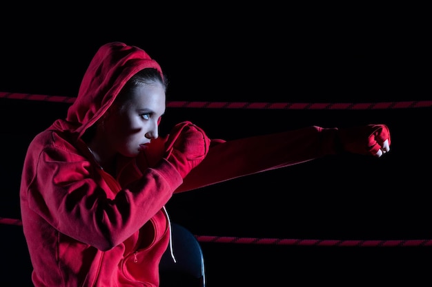 L'athlète frappe le poing droit devant entraînement technique avant le combat dans le ring