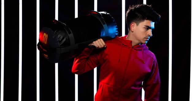 Athlète homme formation sport de boxe dans une salle de sport moderne