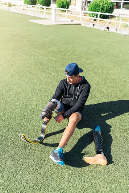 Athlète homme handicapé prêt pour l'entraînement avec prothèse de jambe. Concept de sport paralympique.