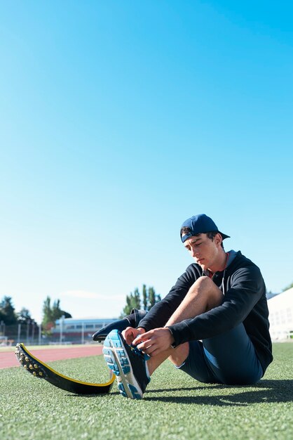 Athlète homme handicapé prêt pour l'entraînement avec prothèse de jambe. Concept de sport paralympique.