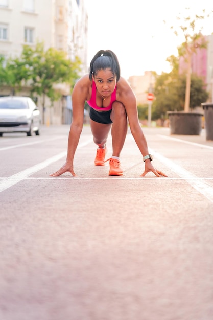 Athlète à la ligne de départ de la piste d'athlétisme