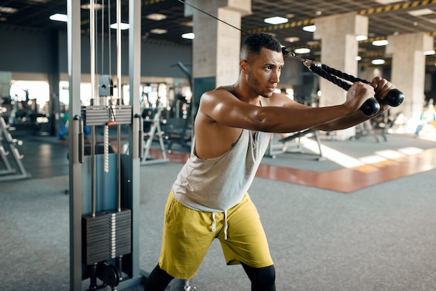 Athlète à la machine d'exercice en mouvement, club de sport