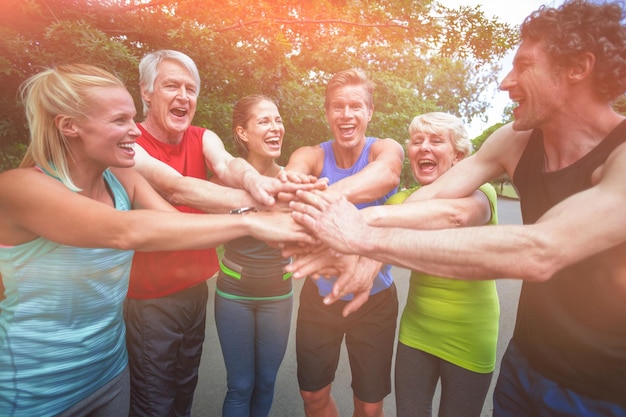 Photo athlète de marathon faisant un geste de motivation dans le parc