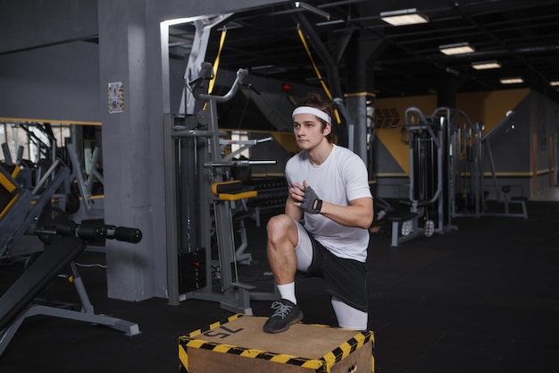 Athlète masculin concentré exerçant sur la boîte de saut