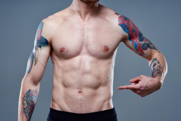 Athlète masculin avec des cubes sur son ventre torse nu tatouage bodybuilders fitness