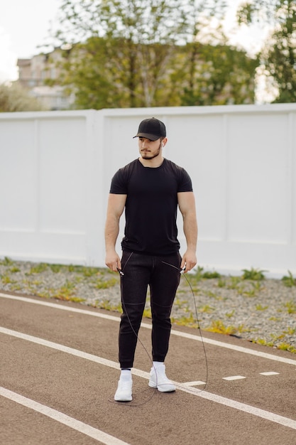 Athlète masculin faisant de la formation de remise en forme. Entraînement en dehors de la salle de gym.