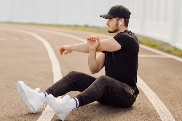 Athlète Masculin Faisant De La Formation De Remise En Forme. Entraînement En Dehors De La Salle De Gym.