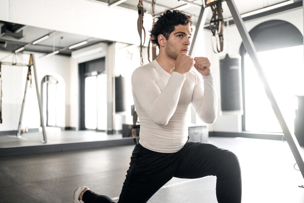 Un athlète masculin fait des exercices cardio dans la salle de sport