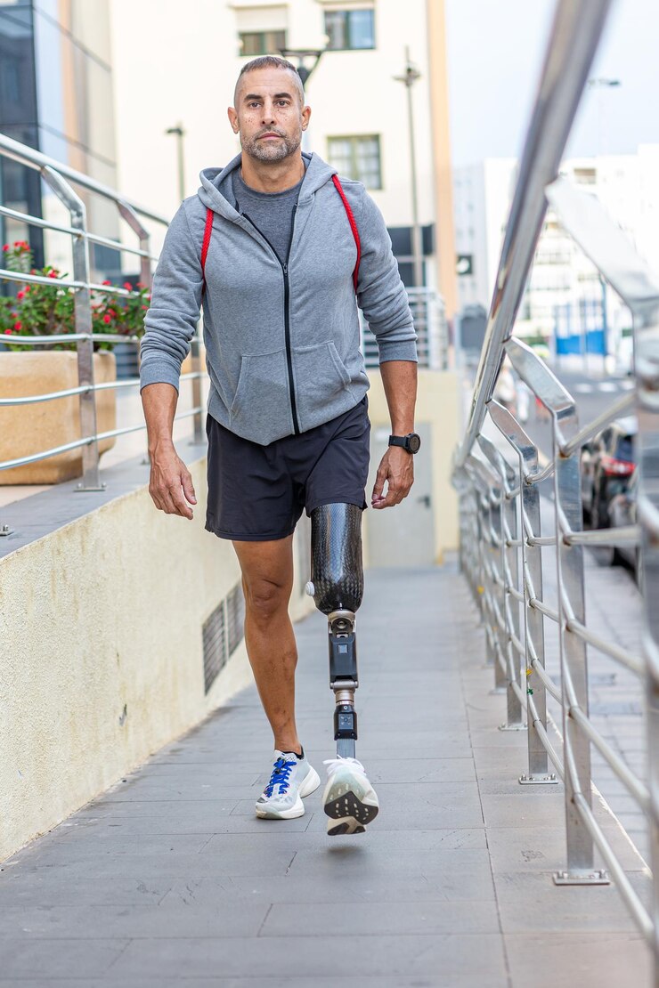 Athlète masculin handicapé marchant sur la pente
