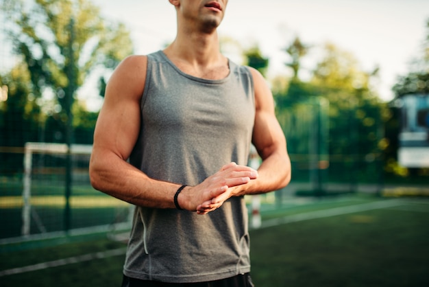 Athlète masculin musclé en formation, entraînement de remise en forme. Sportif fort dans le parc