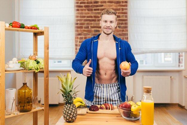 athlète masculin prépare une salade dans la cuisine