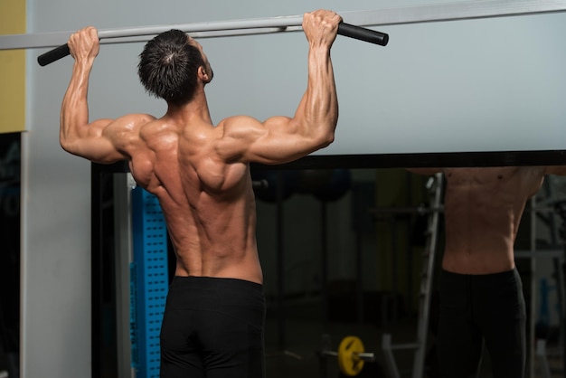 Athlète masculin de remise en forme faisant des exercices de poids lourds pour le dos