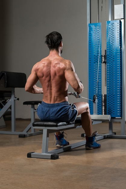 Athlète masculin de remise en forme faisant des exercices de poids lourds pour le dos