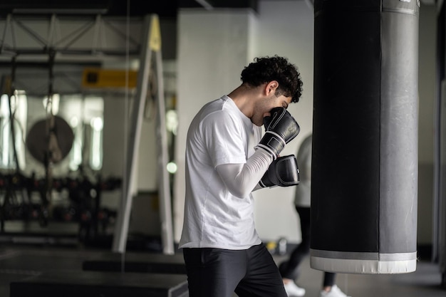 Un athlète de mode de vie sain homme faisant des exercices d'entraînement cardio de boxe dans la salle de sport Concept de remise en forme