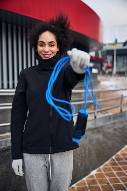 Athlète passant une corde élastique à une autre personne