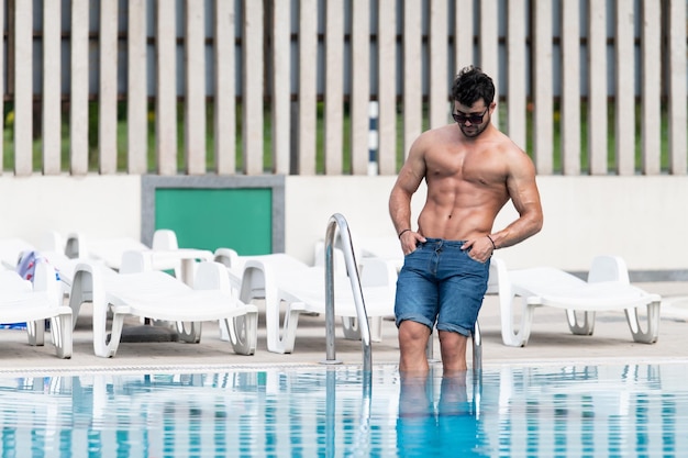 Athlète à la piscine extérieure