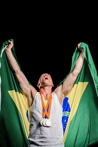 Athlète posant avec les médailles d'or après la victoire