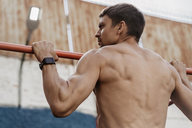 Athlète Pratiquant La Gymnastique Avec Smartwatch Sur Son Poignet