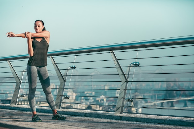 Athlète professionnel concentré debout sur le pont et tirant son bras